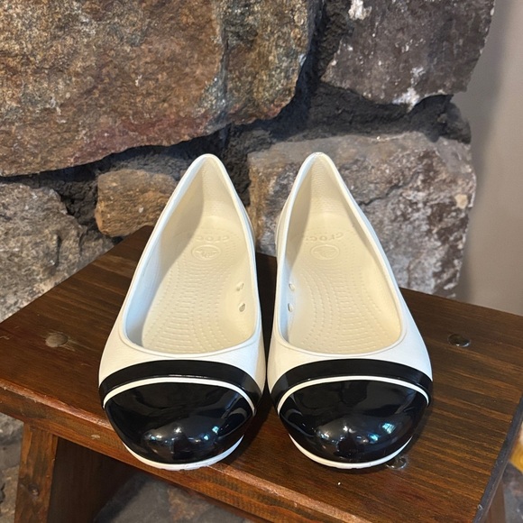 CROCS W7 Cap Toe Ballet Flat Women Stucco Off White and Black - Picture 3 of 8